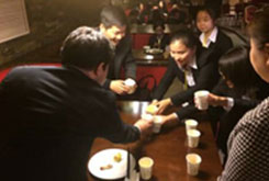 永旺領(lǐng)導(dǎo)與獲得獎(jiǎng)學(xué)金的學(xué)生交流